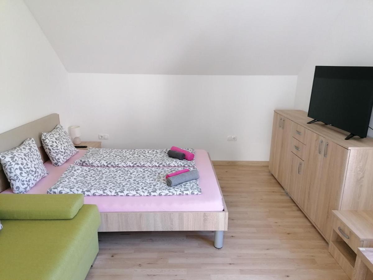 Apartment Marjetka Zirovnica Bagian luar foto